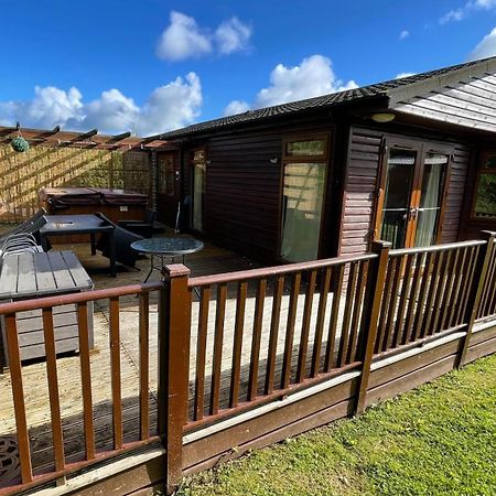 Conkers Lodge For 6 With Hot Tub & Secluded Decking - Spa Resort In Devon Chudleigh ภายนอก รูปภาพ