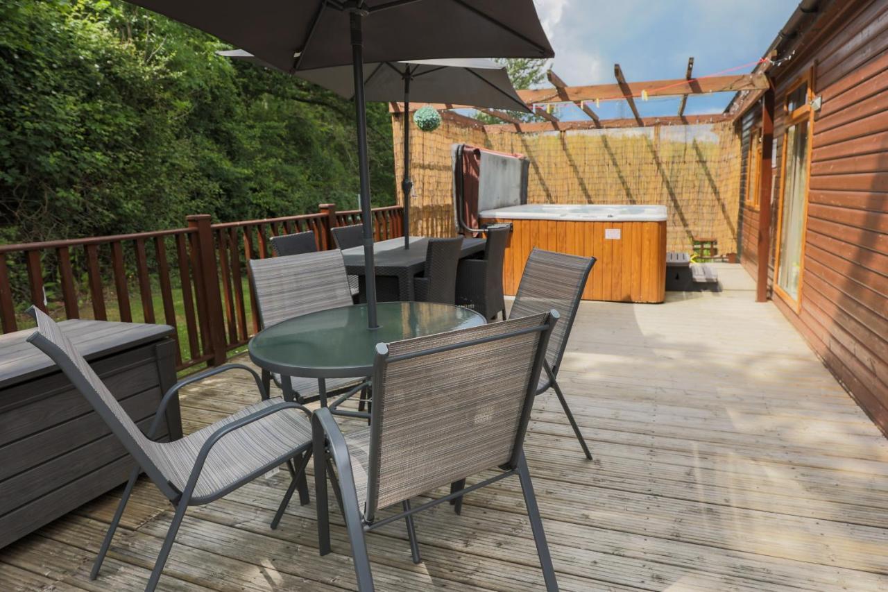 Conkers Lodge For 6 With Hot Tub & Secluded Decking - Spa Resort In Devon Chudleigh ภายนอก รูปภาพ